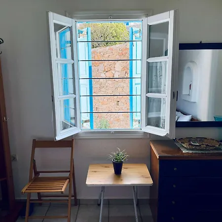 Stylish 2 Bd Escape With Patio At