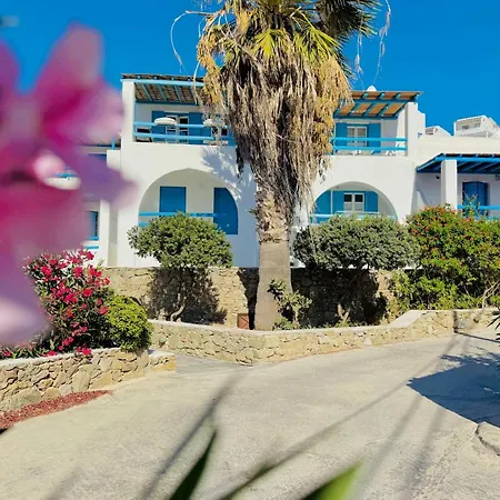 Stylish 2 Bd Escape With Patio At דירה