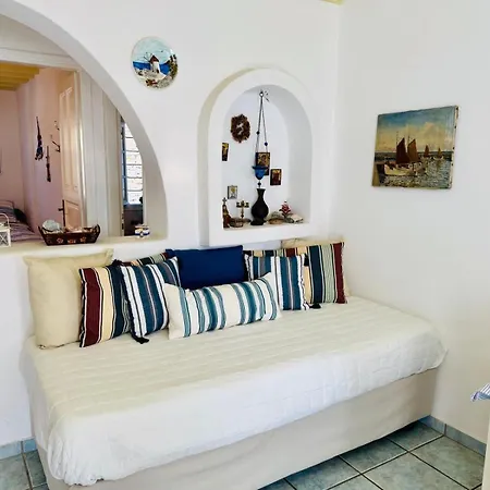 Stylish 2 Bd Escape With Patio At דירה